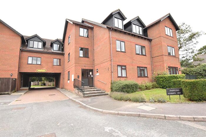 2 Bedroom Flat To Rent In Sadlers Court, RG41