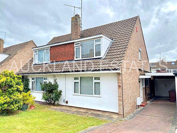 3 Bedroom Semi-Detached House For Sale In Robert Close, Potters Bar, EN6