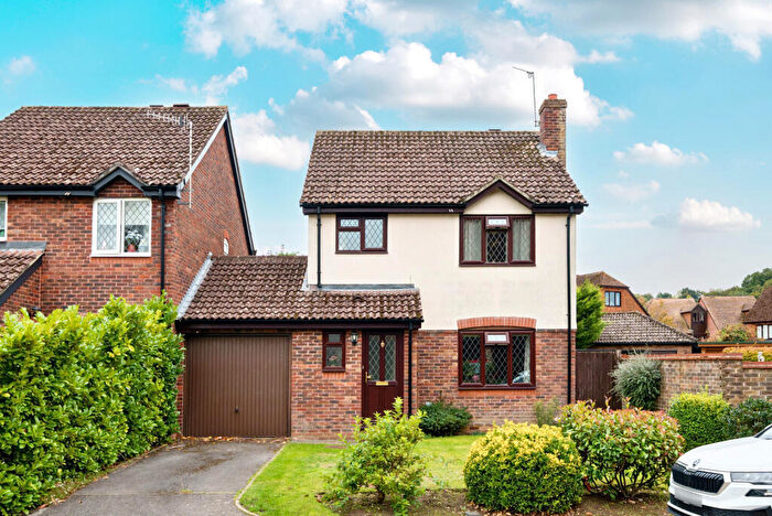 3 Bedroom Link Detached House For Sale In Lammas Road, Godalming, GU7