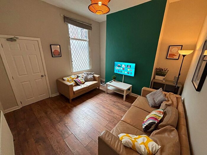 4 Bedroom Terraced House To Rent In Strawberry Hill, Salford, M6