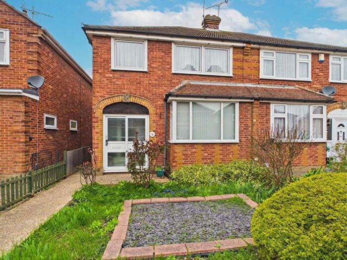 3 Bedroom Semi-Detached House For Sale In Redlie Close, Stanford-Le-Hope, SS17