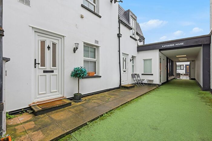 1 Bedroom Flat To Rent In Rear Of High Street, Northwood, HA6