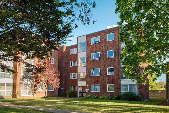 2 Bedroom Flat For Sale In Staines Road West, Sunbury-On-Thames, TW16