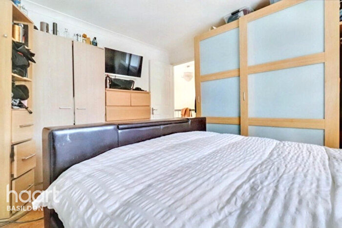 3 Bedroom Terraced House For Sale In Passingham Avenue, Billericay, CM11