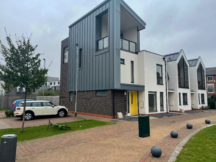 3 Bedroom Mews To Rent In Shintons Square, West Bromwich, Birmingham, B70