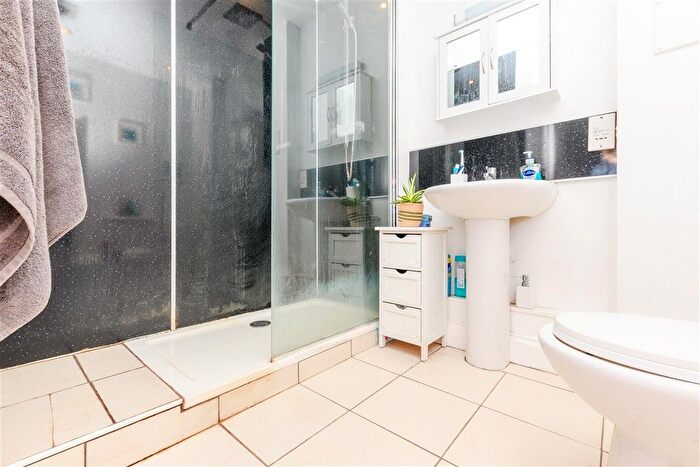 2 Bedroom Flat For Sale In Dock Road, Chatham, Kent, ME4