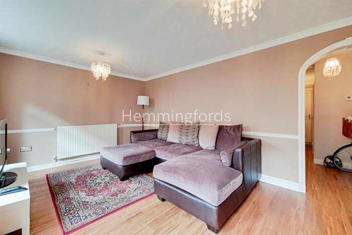 3 Bedroom Apartment To Rent In Sheffield Square, Bow, E3