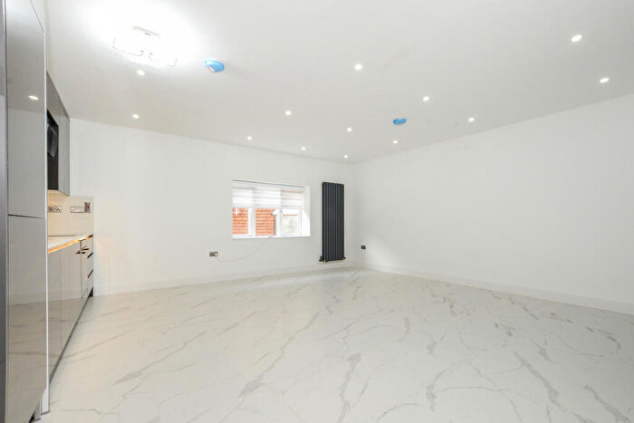 2 Bedroom Flat To Rent In High Street North, Dunstable, Bedfordshire, LU6