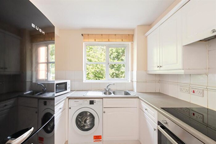 2 Bedroom House To Rent In Pickard Close, London, N14