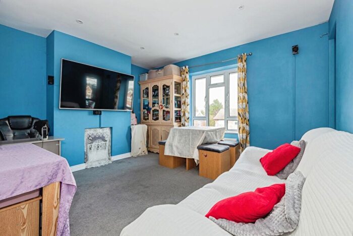2 Bedroom Flat For Sale In Mansfield Drive, Merstham, Redhill, Surrey, RH1