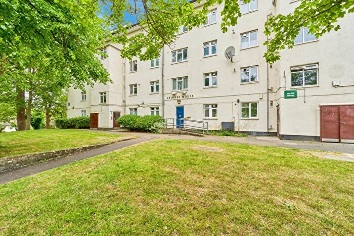 2 Bedroom Flat For Sale In Kingsnympton Park, Kingston Upon Thames, KT2