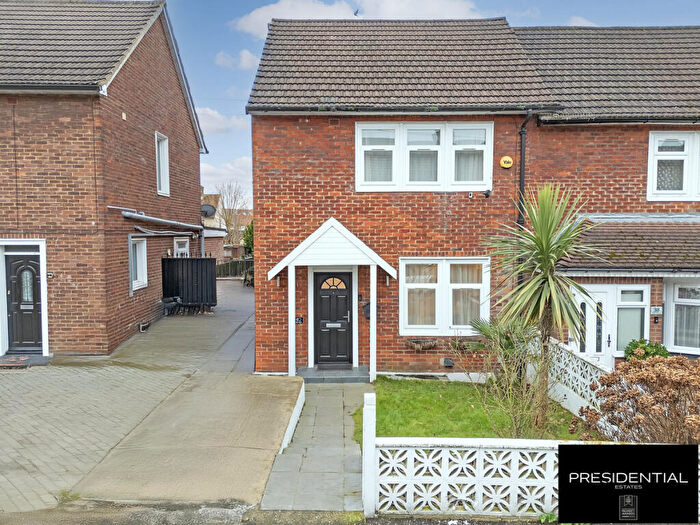 3 Bedroom End Of Terrace House For Sale In Tine Road, Chigwell, IG7