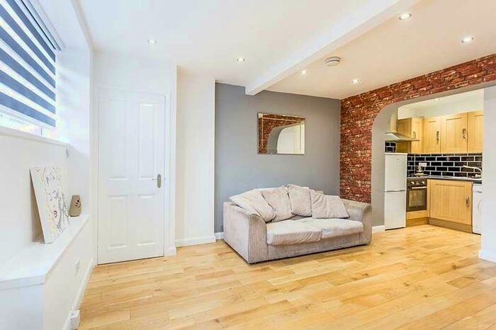 2 Bedroom Flat To Rent In B 4 Amersham Vale, London, SE14