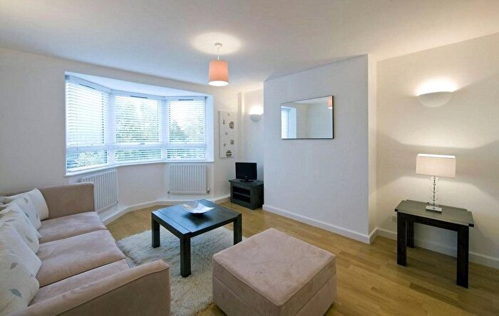 2 Bedroom Flat To Rent In Kew Bridge Court, Chiswick, W4