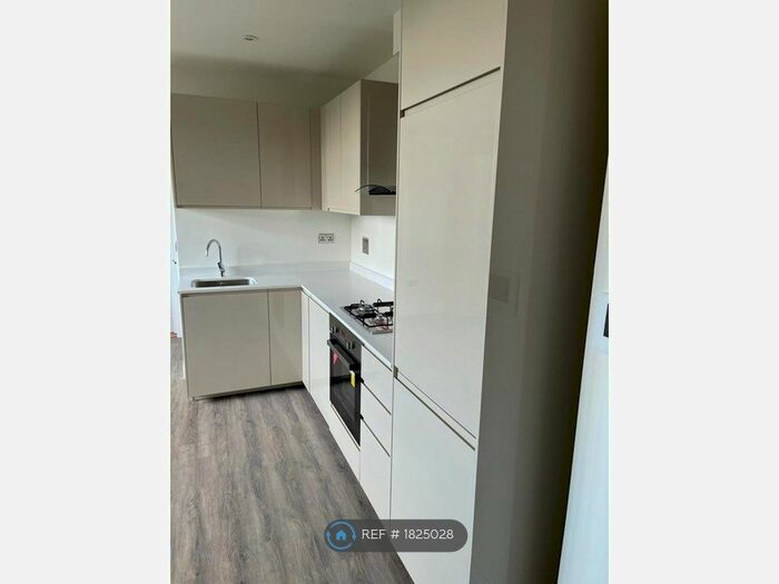 1 Bedroom Flat To Rent In High Street, Bushey, WD23