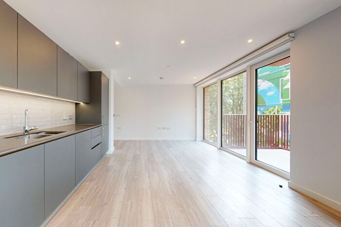 2 Bedroom Flat To Rent In Chatteris Way, London, SE17