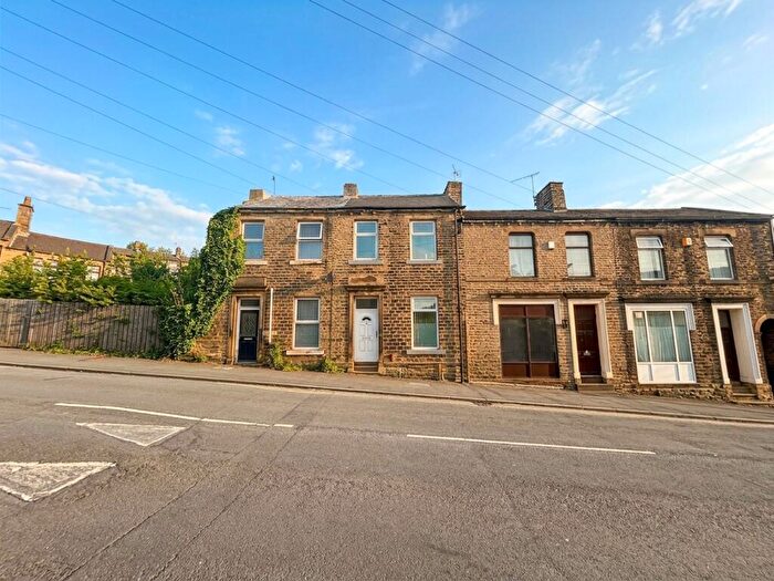 Studio To Rent In Middle Floor Flat, Newsome Road, Huddersfield, HD4