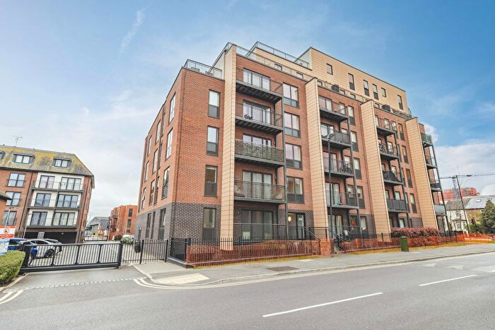 2 Bedroom Flat For Sale In Stoke Road, Slough, SL2