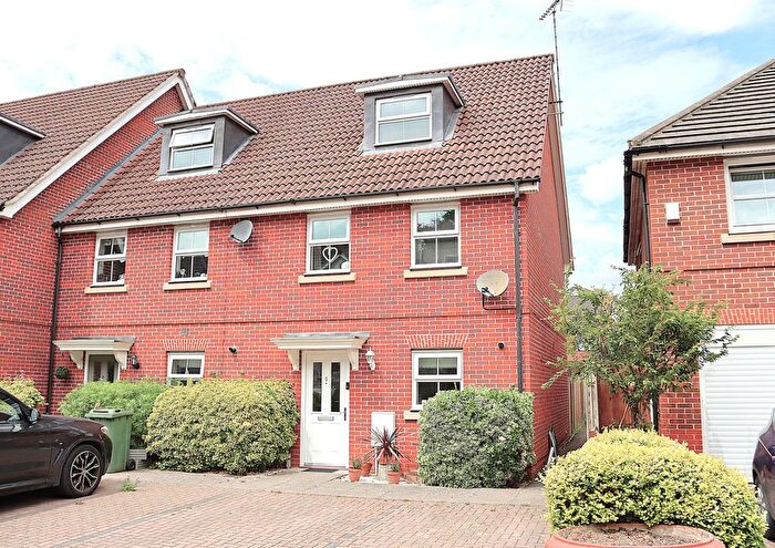 3 Bedroom Terraced House For Sale In Haskins Gardens, Farnborough, GU14