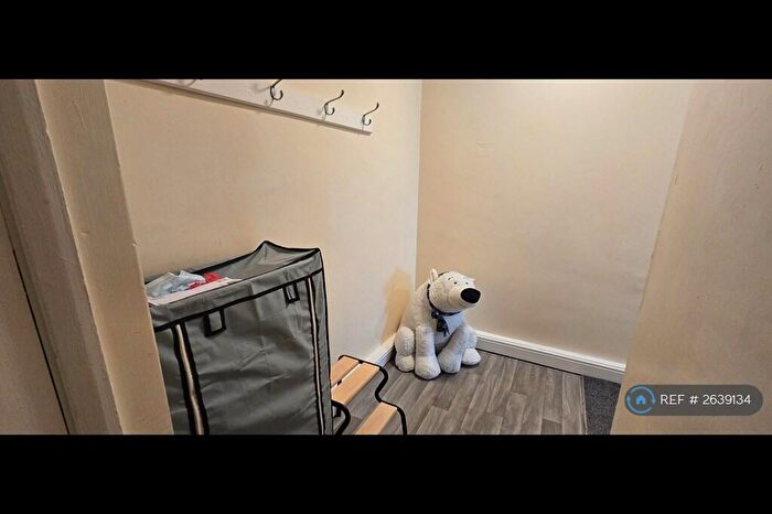 3 Bedroom Flat To Rent In Lovell Park Heights, Leeds, LS7