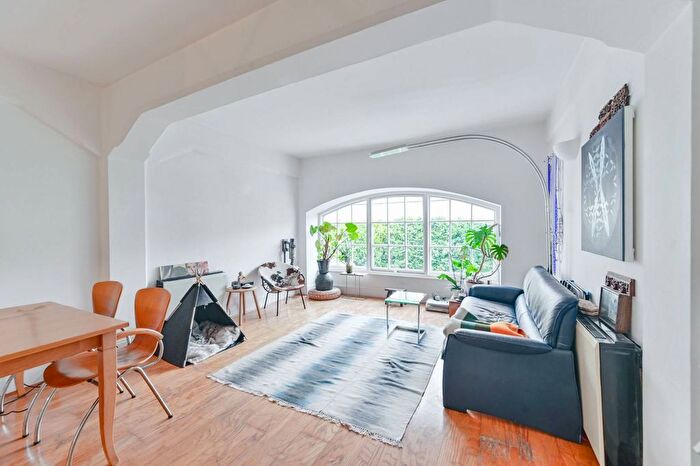 1 Bedroom Flat For Sale In Regents Bridge Gardens, Vauxhall, London, SW8