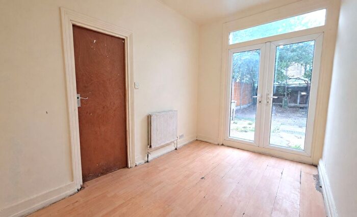4 Bedroom Terraced House To Rent In Langton Avenue, London, E6