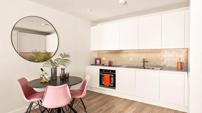 1 Bedroom Flat For Sale In Cedrus Avenue, Southall, UB1