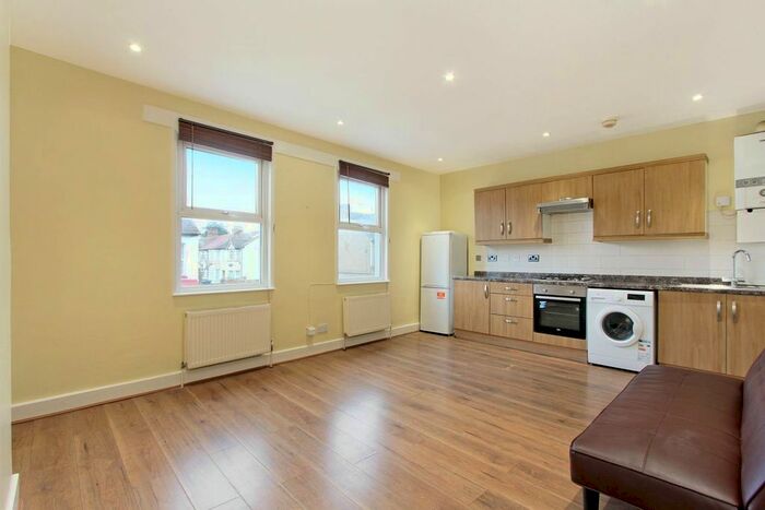 2 Bedroom Flat To Rent In Lakehall Road, Thornton Heath, CR7