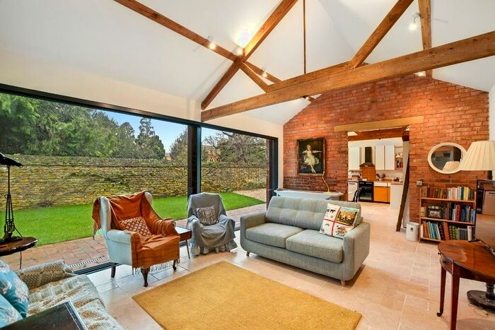 2 Bedroom Barn Conversion To Rent In Victoria Terrace, OX15