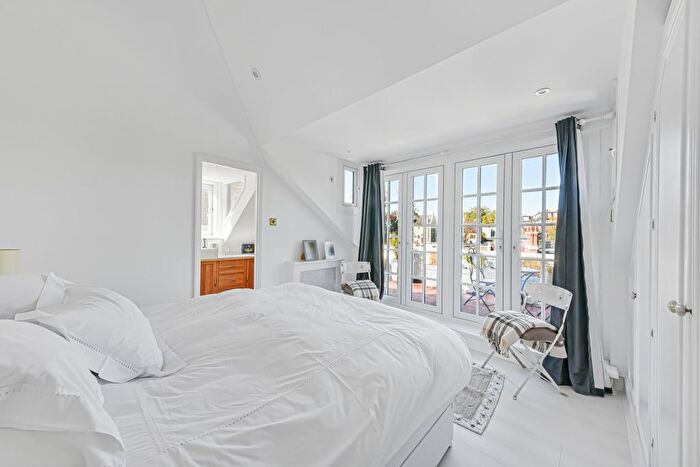 3 Bedroom Flat To Rent In Thurlow Road, Hampstead, NW3