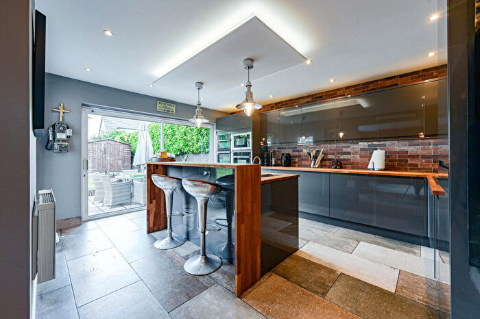 4 Bedroom Detached House For Sale In Cheriton Avenue, Bromley, BR2