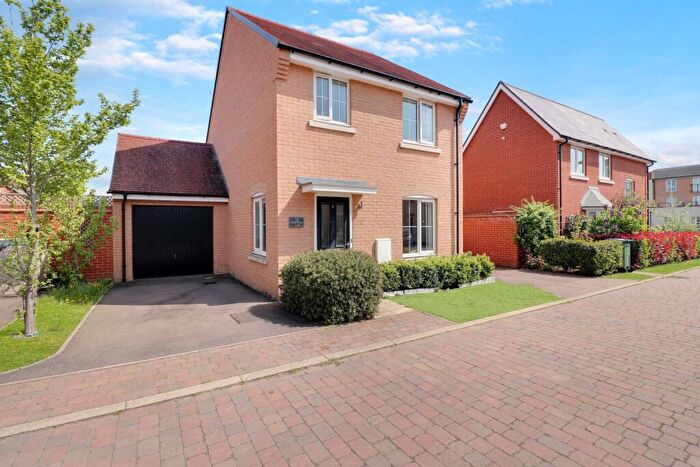 3 Bedroom Link Detached House For Sale In Hertford Lane, Aylesbury, HP18