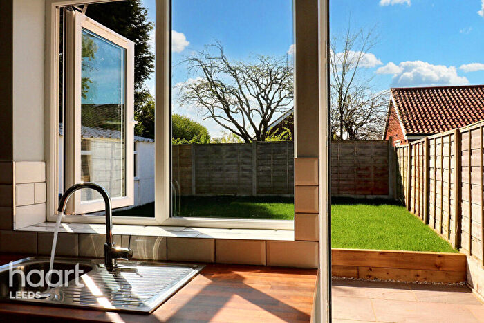 4 Bedroom Semi Detached House For Sale In Whitecliffe Crescent, Leeds, LS26