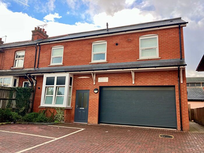 2 Bedroom Maisonette To Rent In High Street, London Colney, AL2