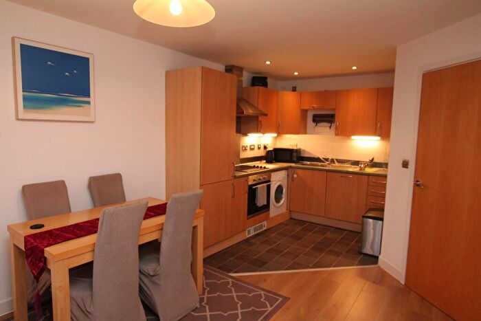 2 Bedroom Apartment To Rent In Queens Court, HU1