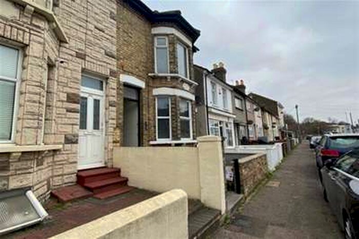 1 Bedroom Flat To Rent In Luton Road, Chatham, ME4