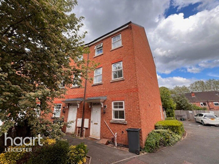 5 Bedroom Semi-Detached House To Rent In Englewood Close, Leicester, LE4
