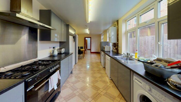 6 Bedroom House To Rent In Willows Crescent, Balsall Heath, B12