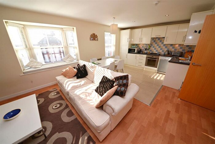 2 Bedroom Flat For Sale In Warren Street, Tenby, SA70