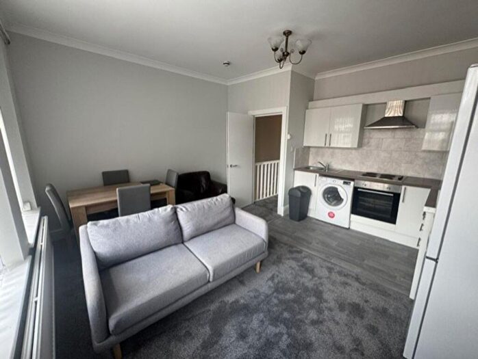 2 Bedroom Flat To Rent In Dogfield Street, Cardiff, CF24