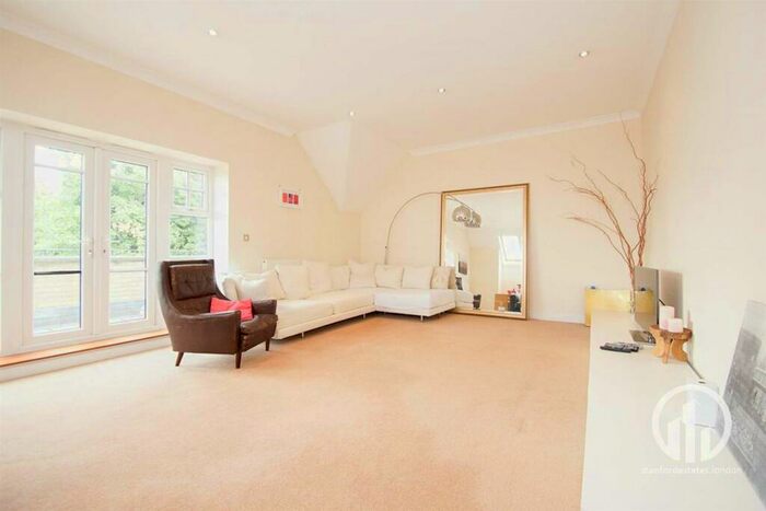 3 Bedroom Flat To Rent In Rosendale Road, London, SE24
