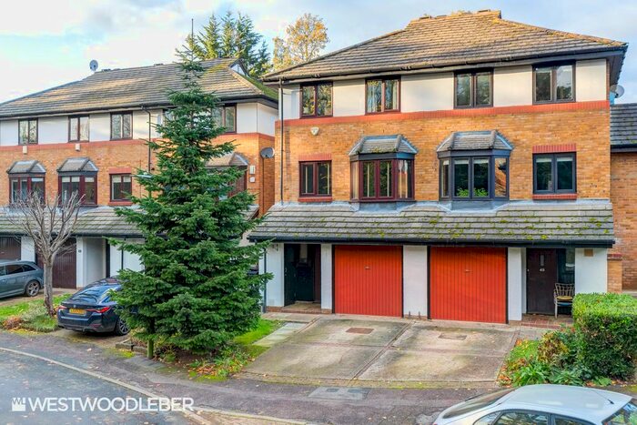 4 Bedroom Semi-Detached House To Rent In The Knowle, Hoddesdon, EN11