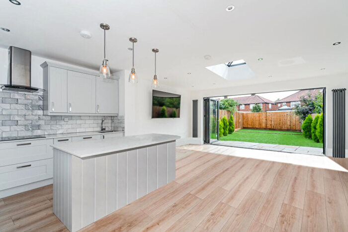 3 Bedroom End Of Terrace House To Rent In Heathcote Avenue, Hatfield, AL10