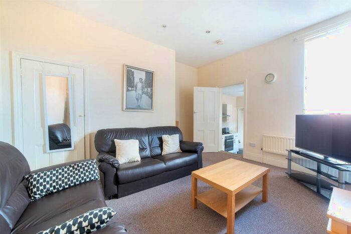 3 Bedroom Flat To Rent In £ppppw - Hazelwood Avenue, Jesmond, Newcastle Upon Tyne, NE2