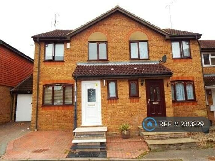 3 Bedroom Semi-Detached House To Rent In Pomeroy Grove, Luton, LU2