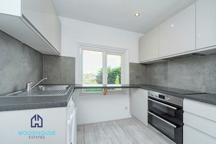2 Bedroom Flat To Rent In Bedford Avenue, Barnet, North London, EN5