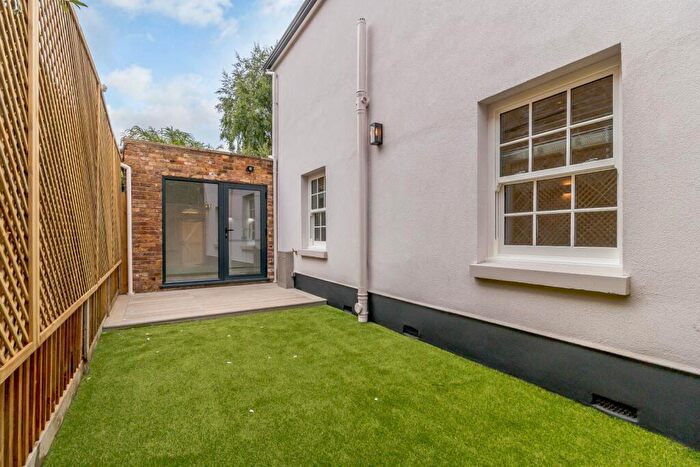 2 Bedroom Detached House To Rent In Pantile Road, Weybridge, KT13