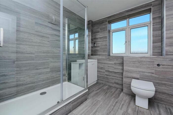 3 Bedroom Flat To Rent In Wandsworth Road, SW8