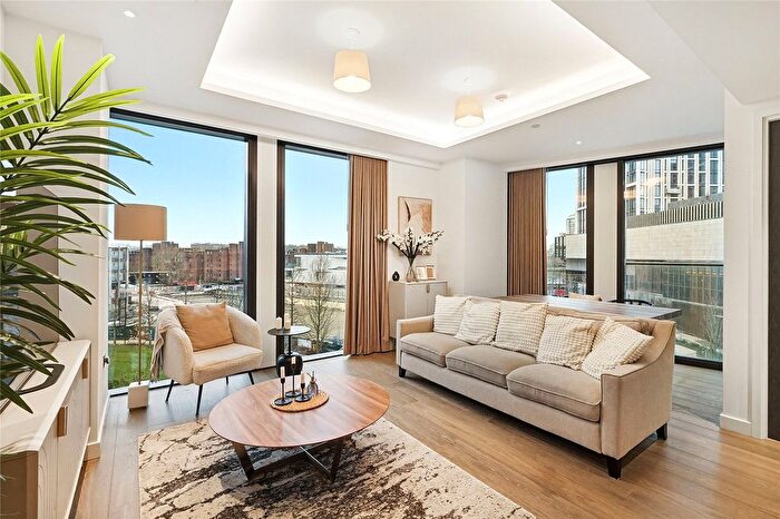 3 Bedroom Flat To Rent In Carnation Way, London, SW8