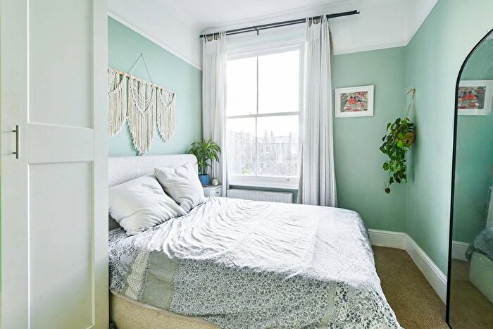 2 Bedroom Flat For Sale In Caversham Road, Kentish Town, London, NW5